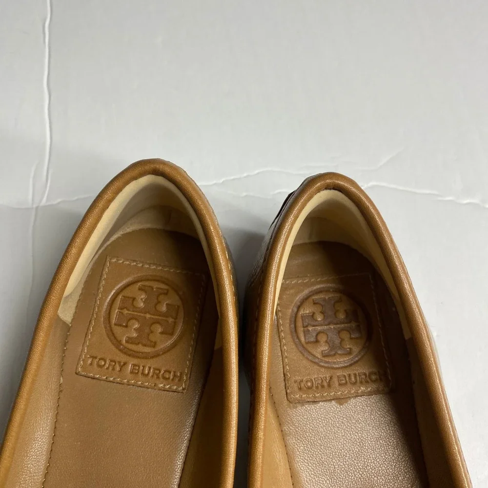 Tory Burch Aaden Ballet Flats Tan Patent Leather Gold Gone Logo Emblem Size‎ 5.5